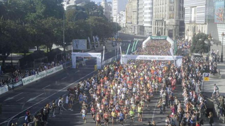 Imagen de la salida de la edición de 2012 de A Coruña 10, con más de tres mil participantes. / carlos pardellas