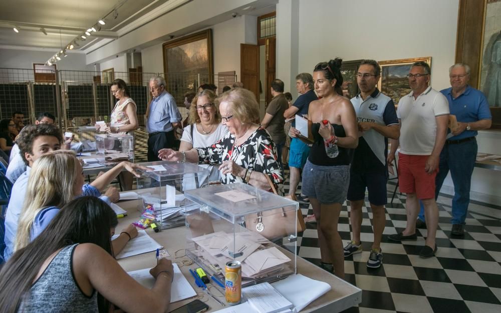 Los alicantinos acuden a votar el 26J