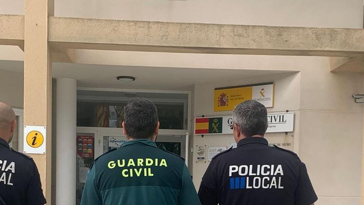 Un guardia civil, con agentes de la Policía Local de Muro (Mallorca).
