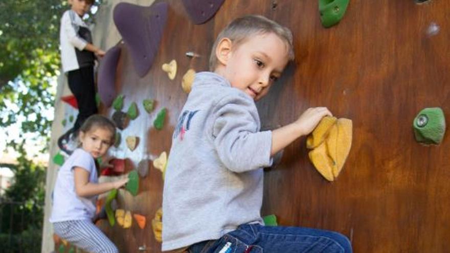 El pati de l’escola comptaamb un rocòdrom en el qual juga l’alumnat. perales iborra | FOTOS DE PERALES IBORRA