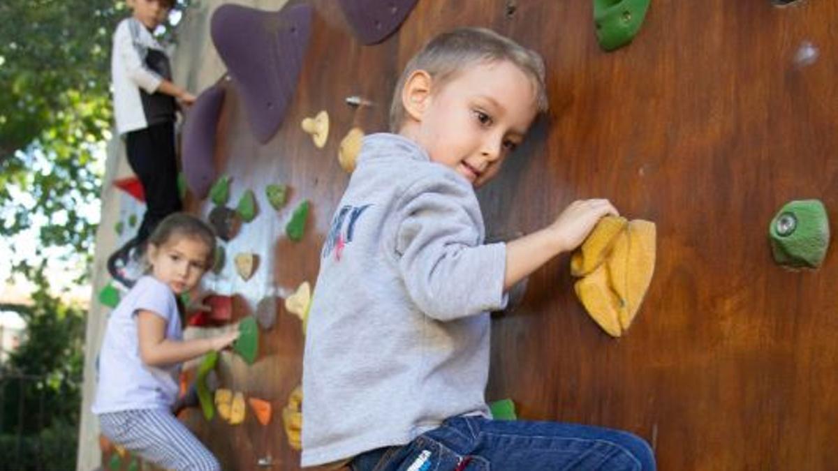 El pati de l’escola comptaamb un rocòdrom en el qual juga l’alumnat. perales iborra | FOTOS DE PERALES IBORRA