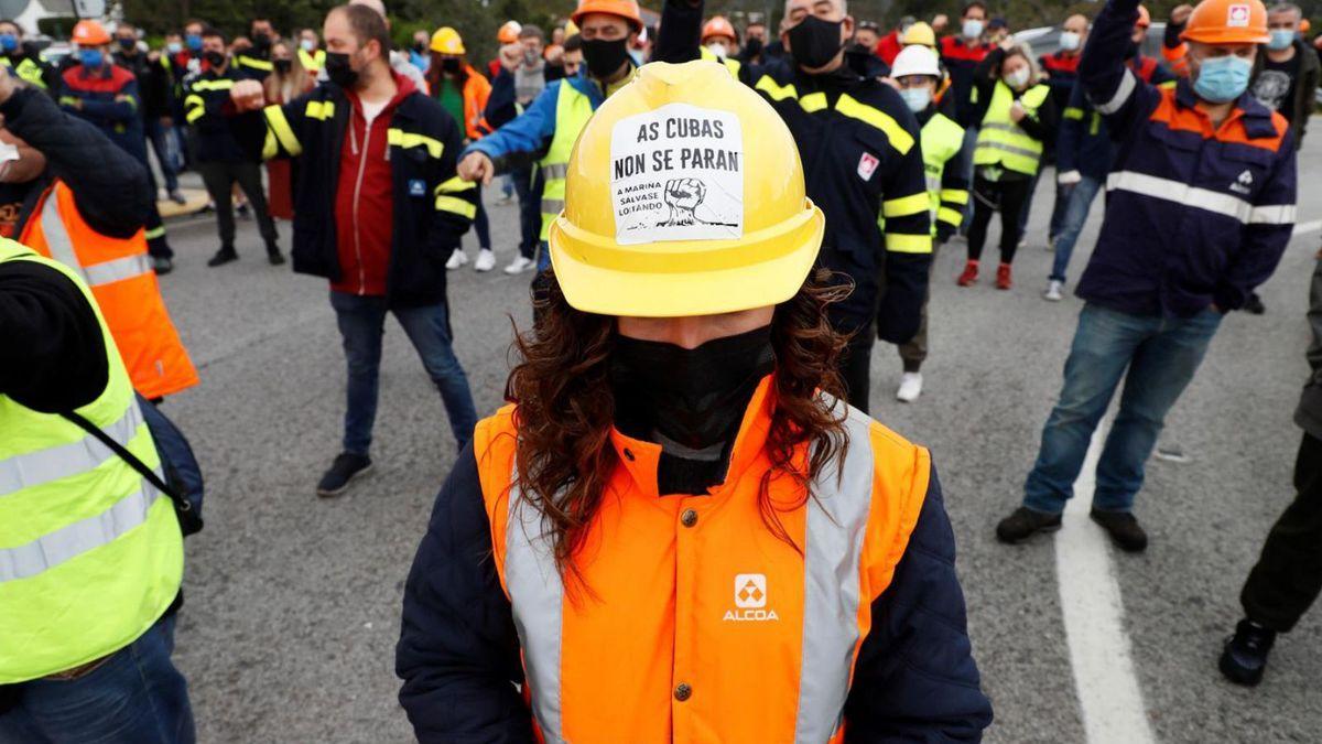 Trabajadores de Alcoa San Cibrao en una protesta con el lema ‘As cubas non se paran’.