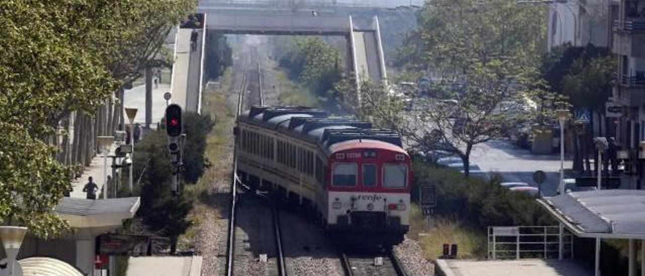 El tren de la línea C-3 cambia de vía en la estación de Aldaia.