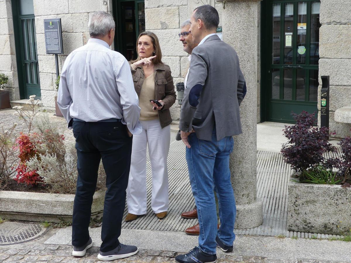 Luisa Sánchez, con Marín y Abeijón, en Bembrive.