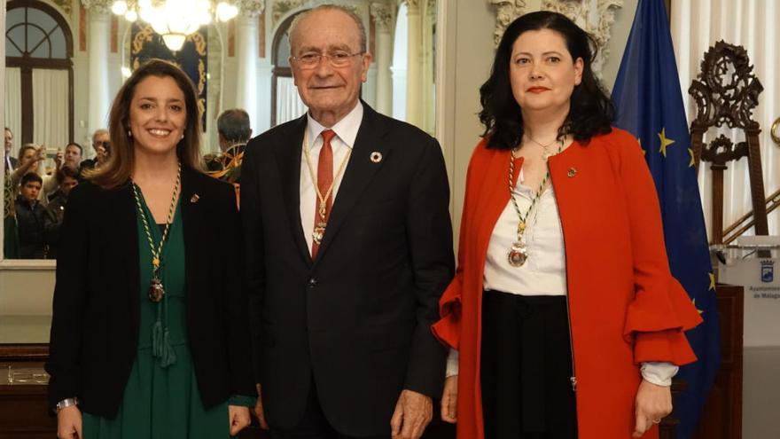 Imagen de las dos nuevas concejalas del PP junto al alcalde, Francisco de la Torre.