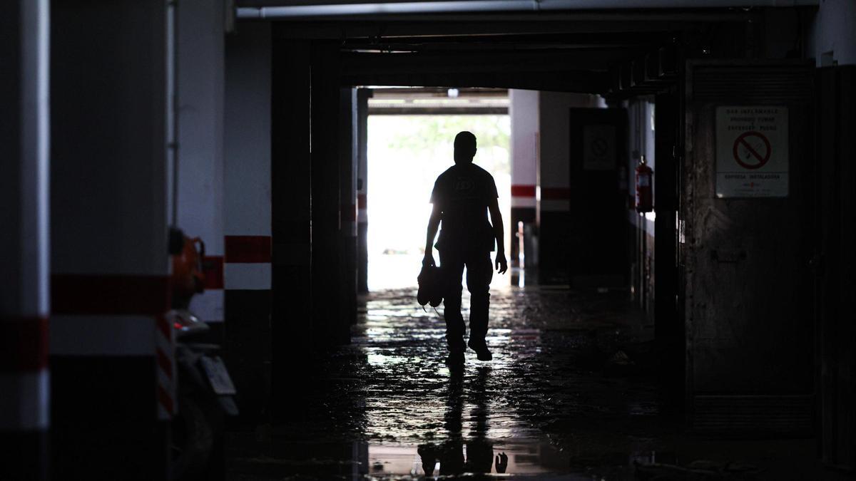 Un vecino limpia el garaje del edificio Brisol