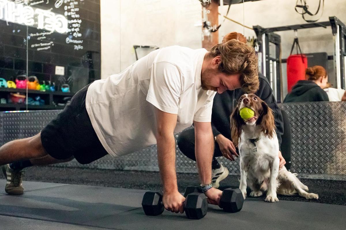 Pablo y uno de sus perros durante un entrenamiento personal.