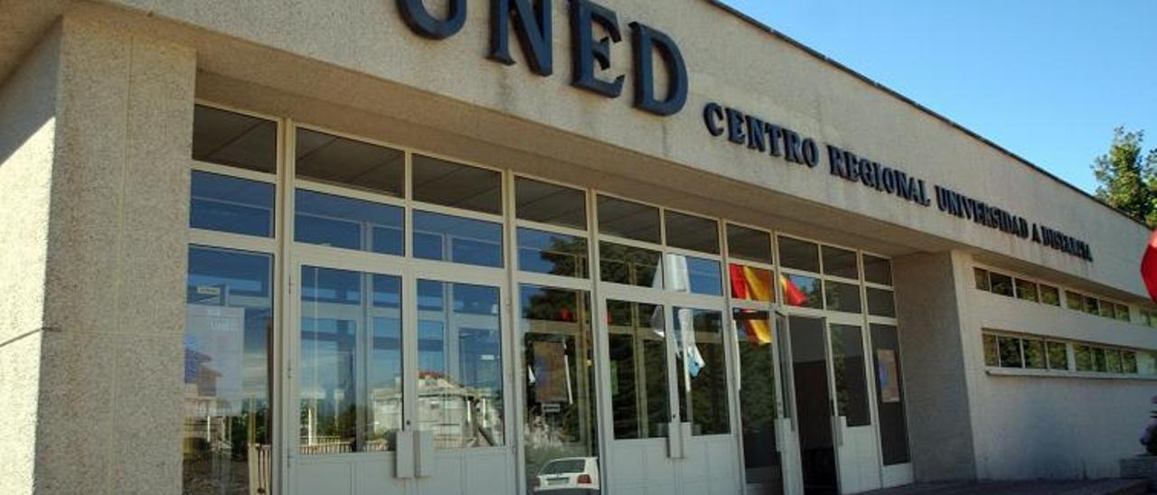 El Centro de la UNED es el referente del Campus Noroeste de la principal universidad española. // R. V.