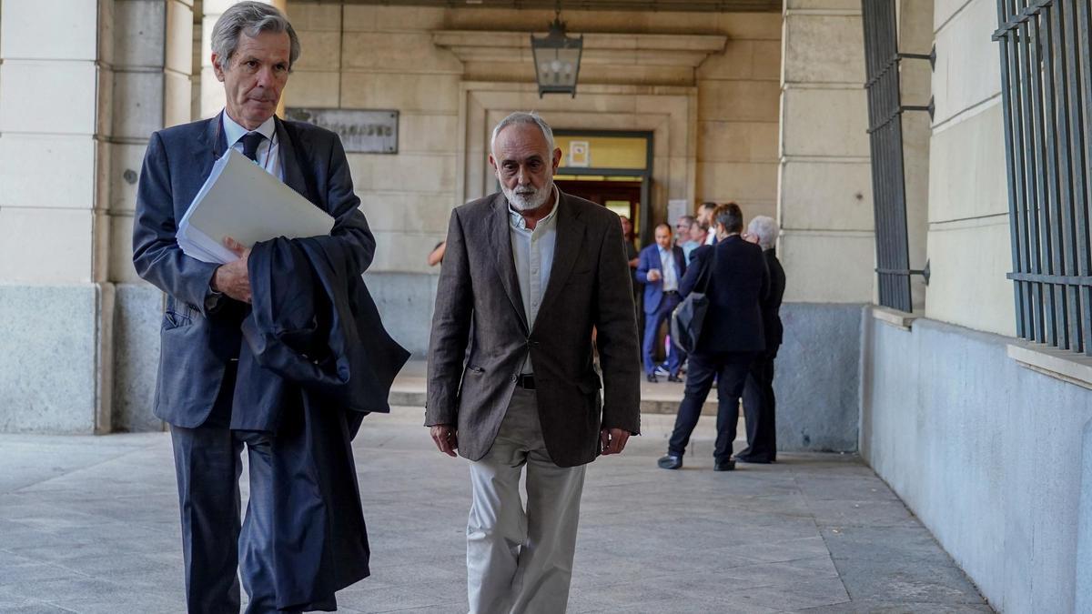 Fernando Villén (derecha) a su llegada a los juzgados de Sevilla.