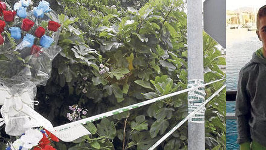 Un ramo de flores en recuerdo del joven fallecido ayer, junto a la farola precintada por la Guardia Civil que causó la electrocución. A la derecha, el joven fallecido