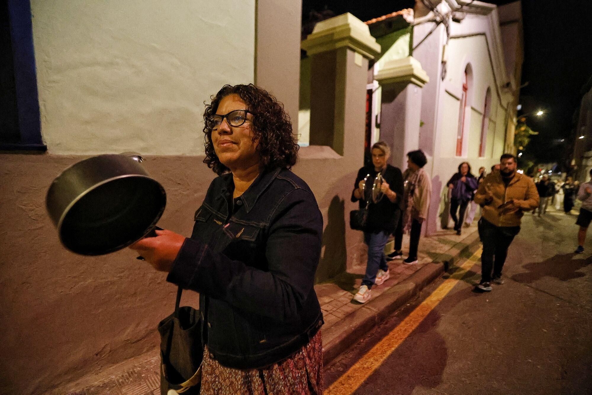 Cacerolada de los vecinos de El Toscal contra la inseguridad y la ocupación de viviendas
