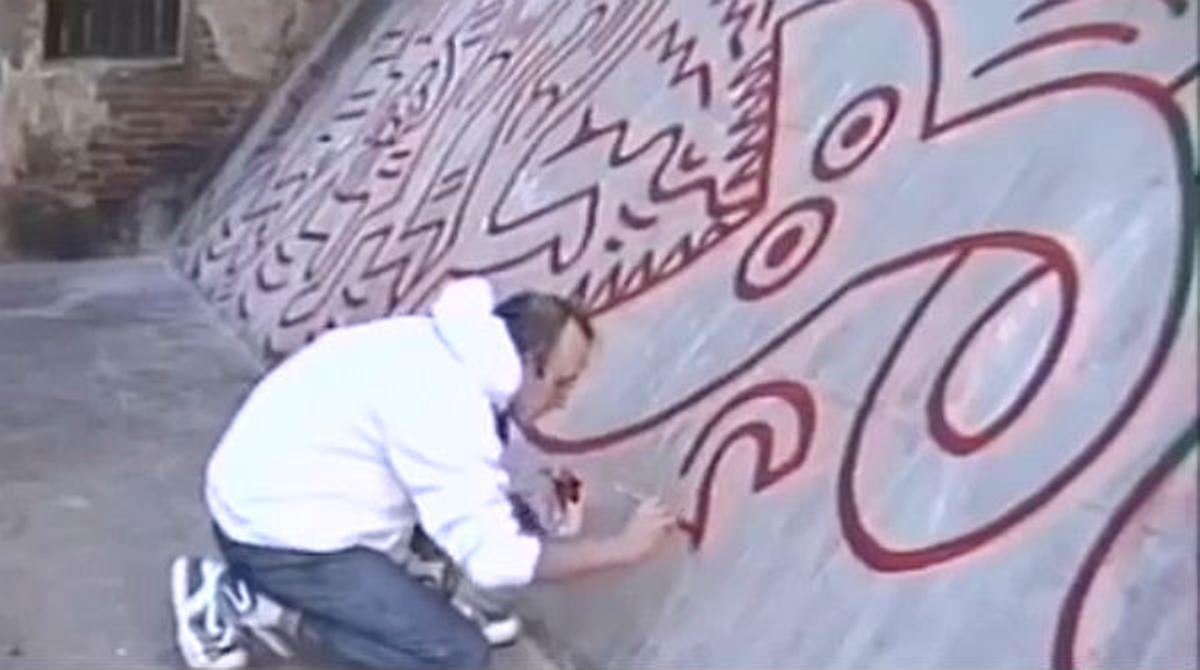 L’artista Keith Haring pinta el seu mural ’Tots junts podem parar la sida’, el 1989 a Barcelona.