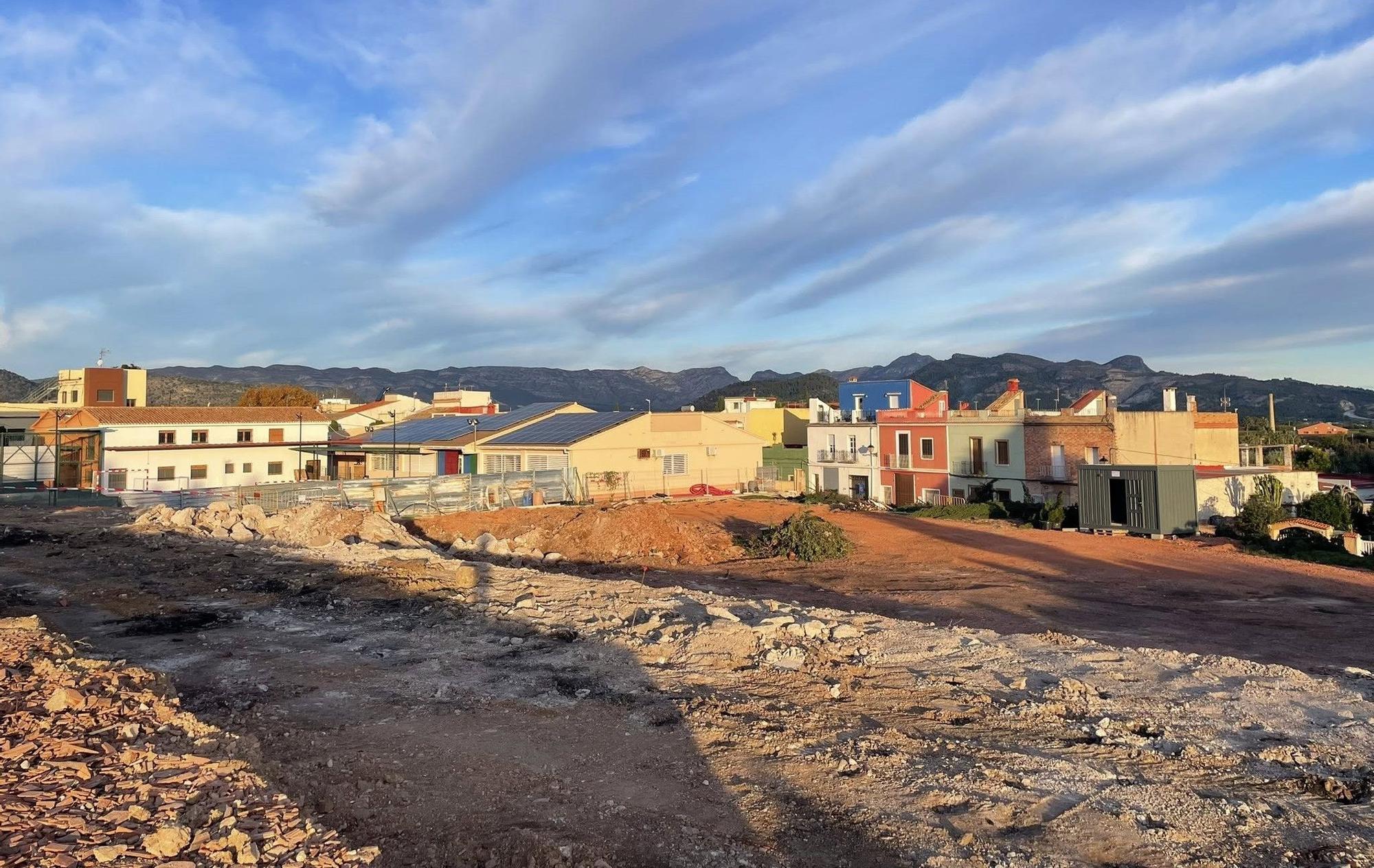 Terrenos sobre los que se está ampliando el colegio de Potries.