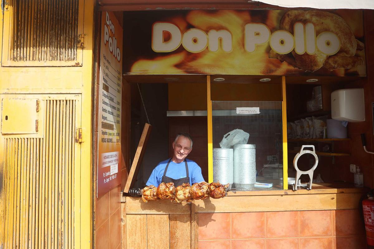 Un trabajador del Don Pollo de San Roque, este miércoles 3 de marzo