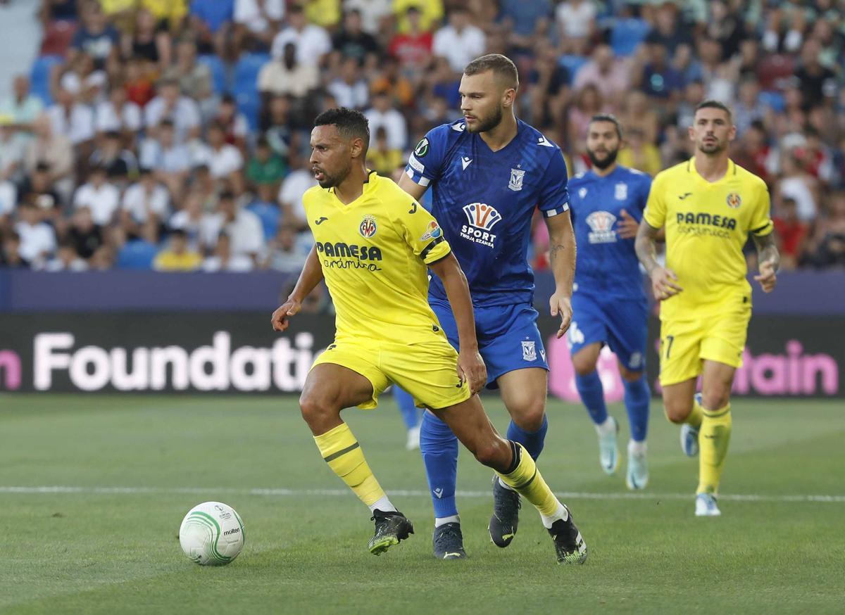 Coquelin conduce el b alón.