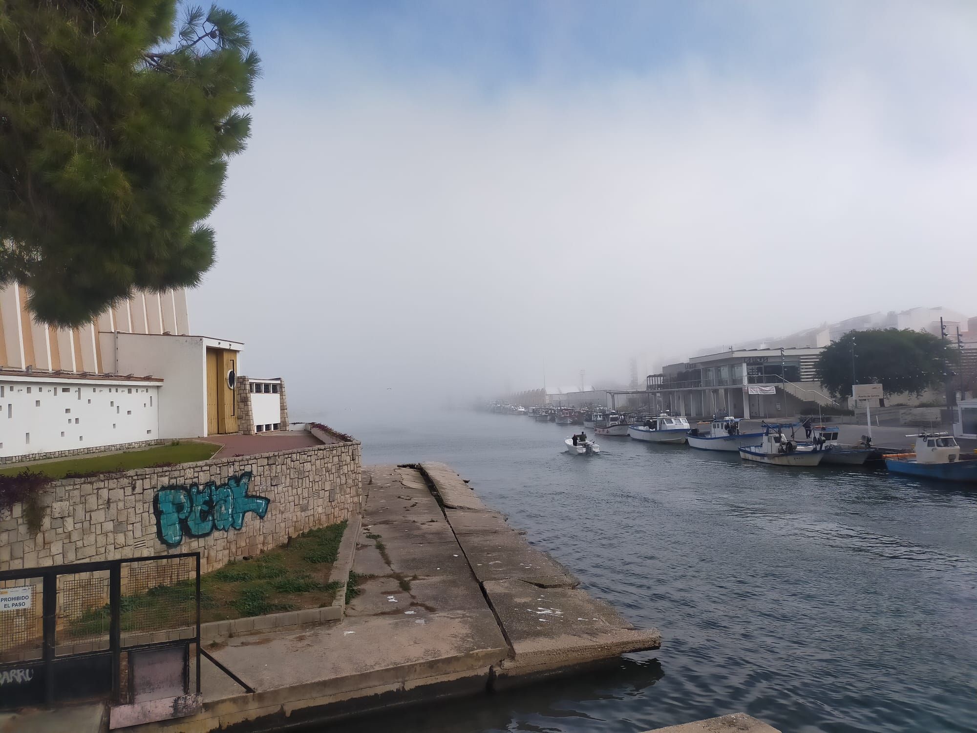 La playa de Gandia desaparece entre la niebla