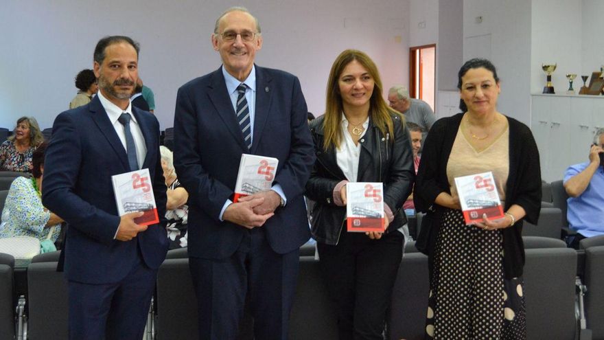García, Reigosa, Lantarón y Rubio, co libro do 25 aniversario. María Luisa Alonso, primera decana. | FdV