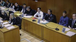 Los cinco acusados, con sus abogados, en el juicio.