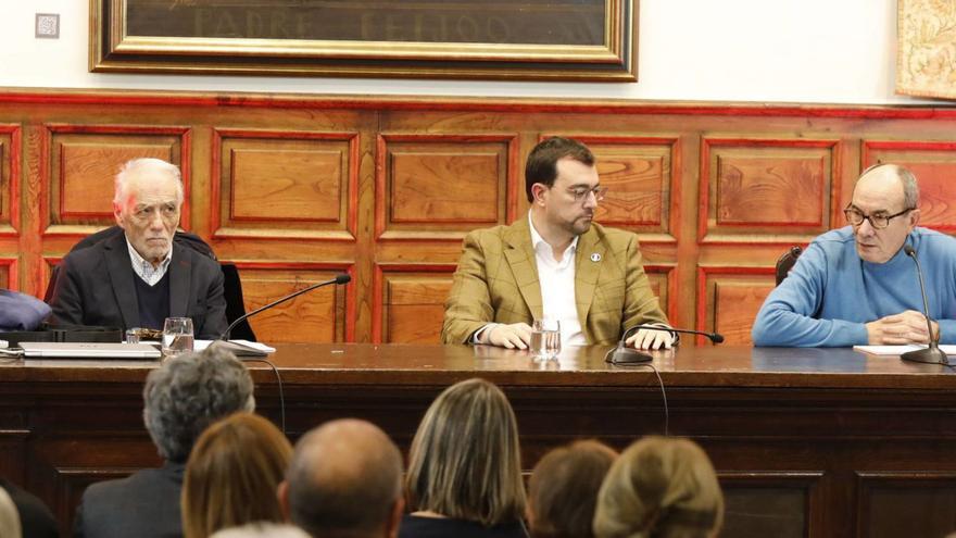 Por la izquierda, Pedro de Silva, Adrián Barbón y Jesús Sanjurjo (presidente de la Fundación Barreiro).