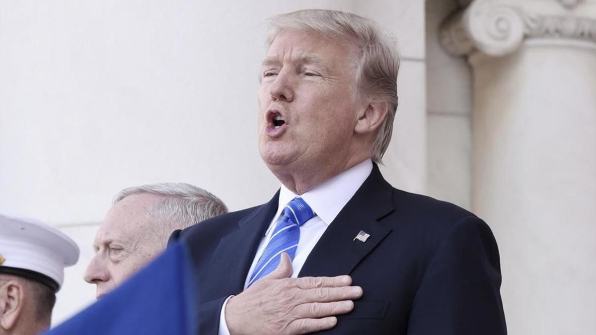 Trump canta el himno nacional antes de su discurso, en Arlington (Virginia), el 29 de mayo.