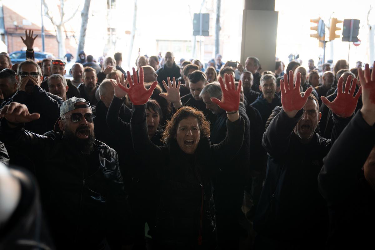 Una protesta de funcionarios de prisiones ante la Conselleria de Justícia deriva en cargas policiales