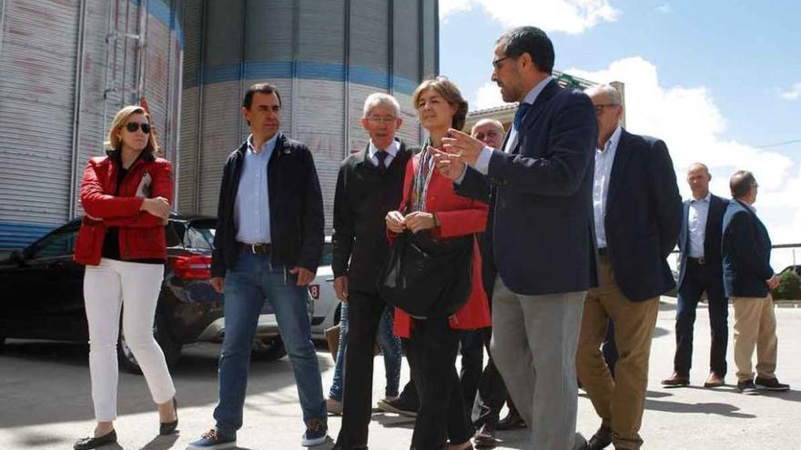 Isabel García Tejerina (a la derecha) junto a Florentino Mangas y Fernando Martínez Maíllo en Cobadú.