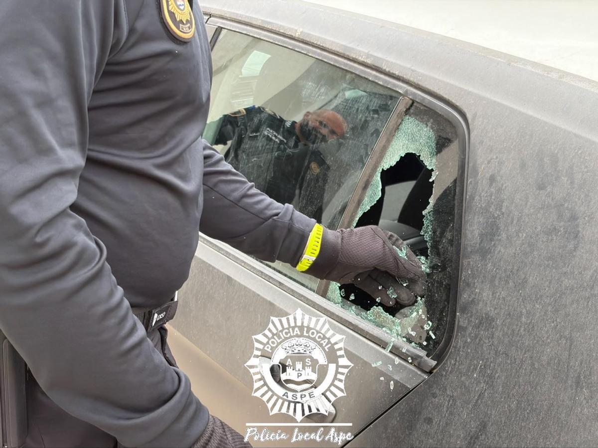 Los agentes tuvieron que romper la ventanilla.