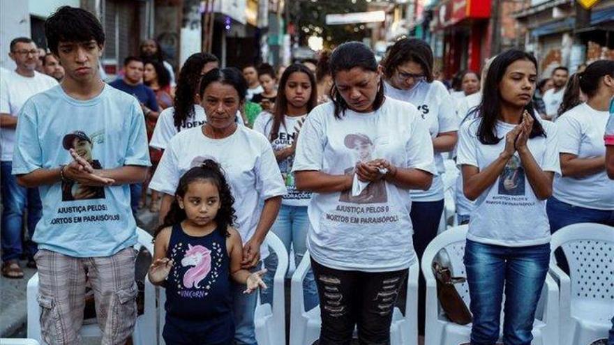 Los familiares de los nueve jóvenes muertos en una favela de Brasil piden justicia