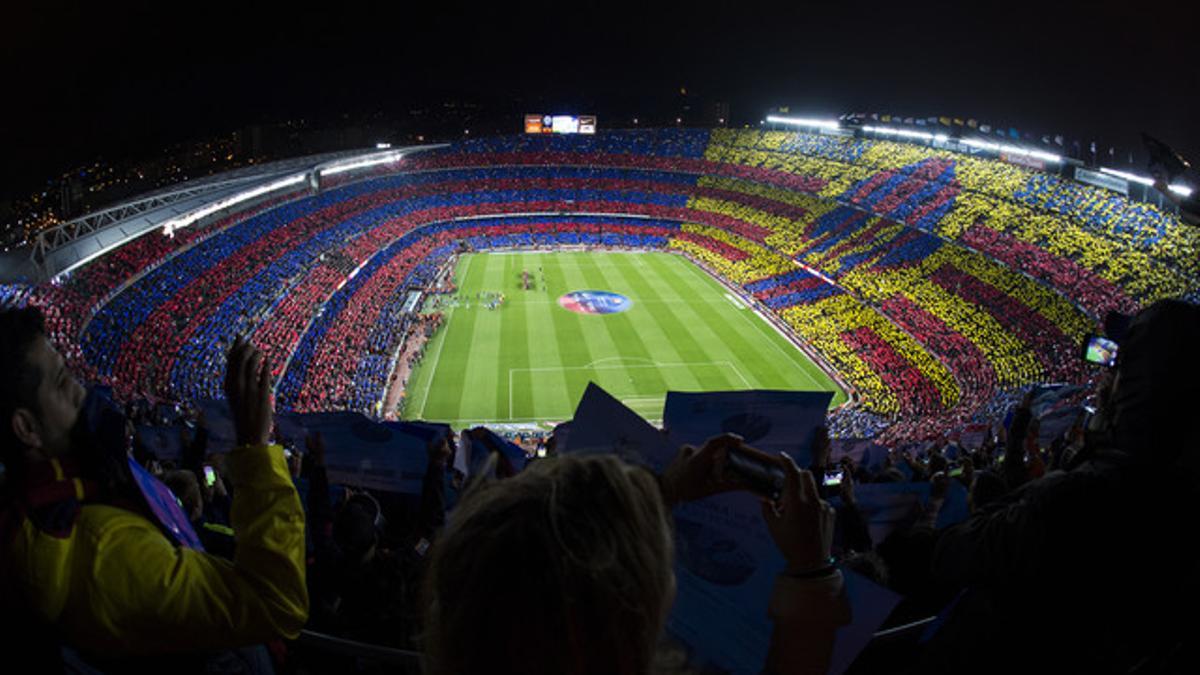 El Camp Nou, sede de la final de Copa, en el momento del despliegue del mosaico antes del clásico de Liga contra el Real Madrid.