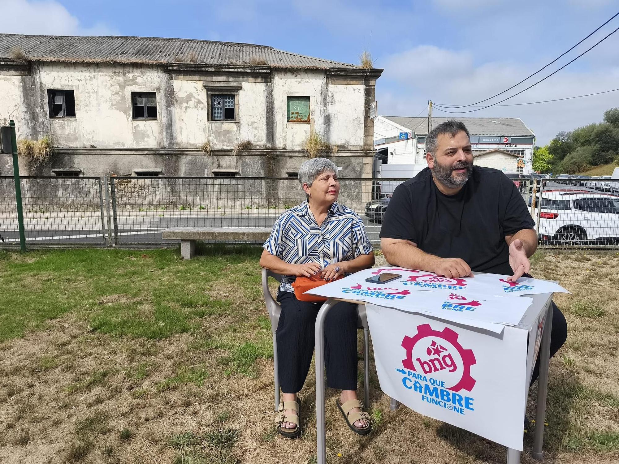 María Teresa Prieto y Dani Carballada durante la rueda de prensa, delante del edificio de los molinos de A Barcala.