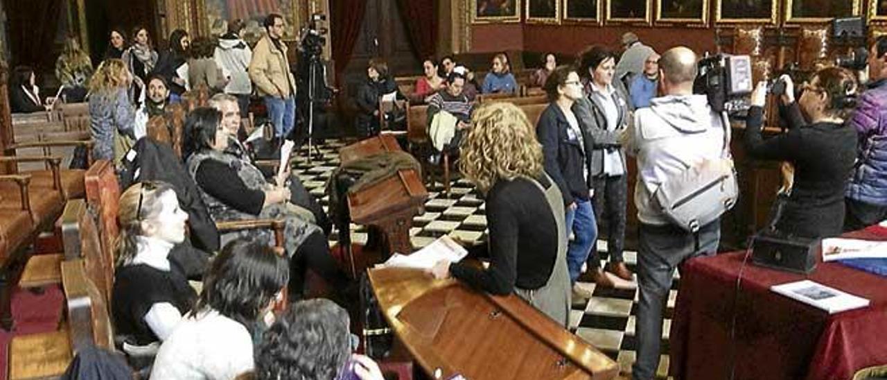 Imagen de la asamblea de ayer en el salón de plenos.