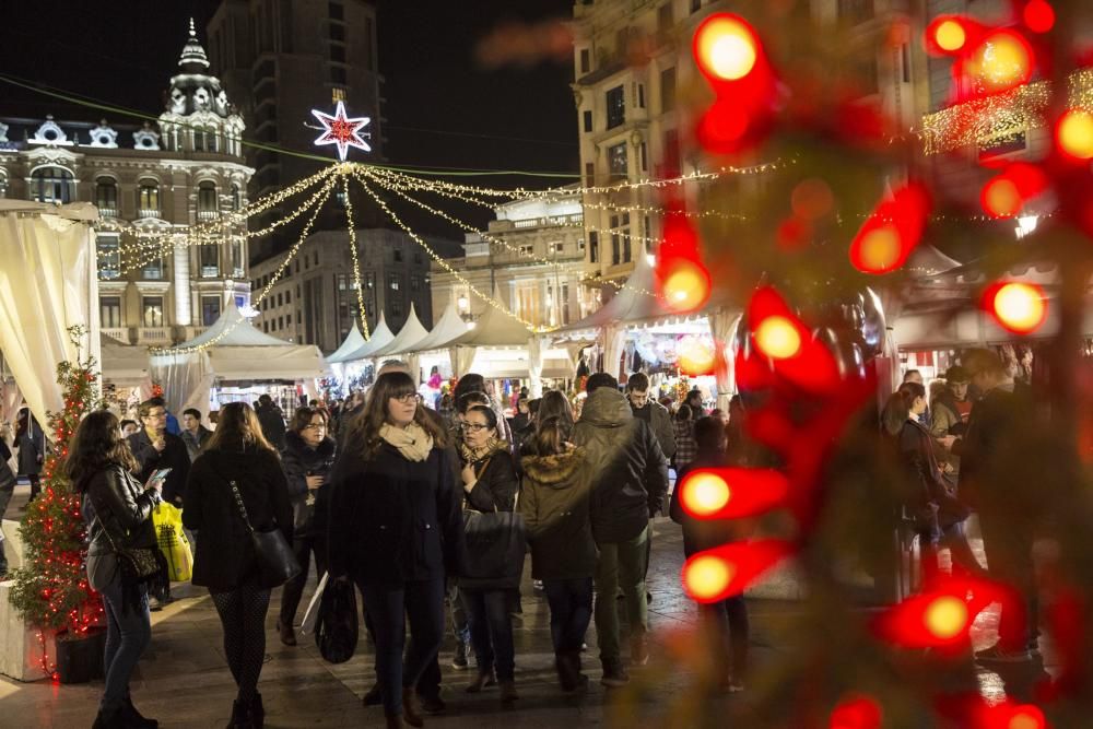 Día de compras navideñas en Oviedo y Gijón