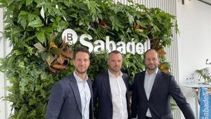 Guillem Masferrer (Asabys Partners), Xavier Palomer (Amelia Virtual Care) y Raúl Rodriguez (Banco Sabadell) en la presentación del acuerdo de fusión.