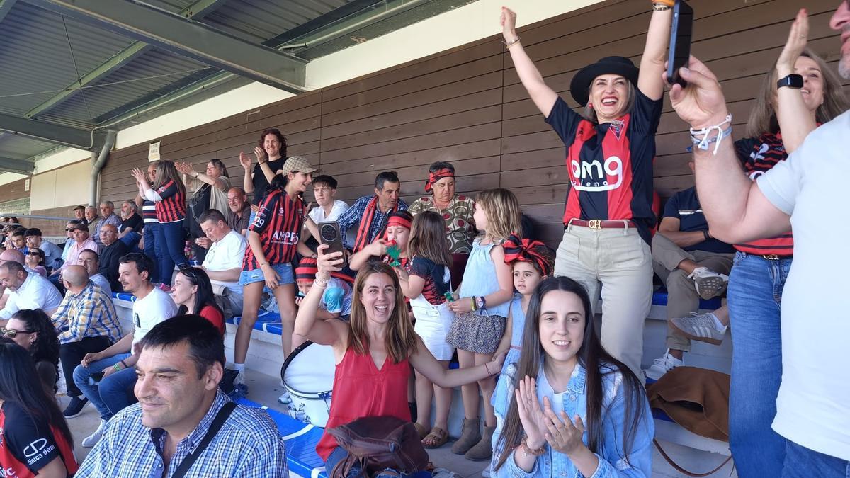 El CD Lalín celebra el ascenso a Tercera RFEF