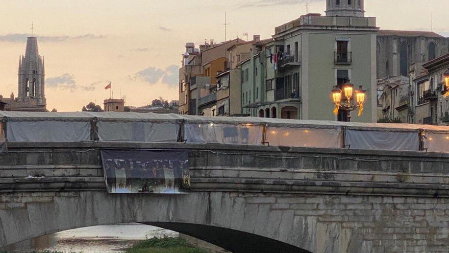 El pont de Pedra de Girona, amb la foto dels membres del Tribunal Suprem que van jutjar l&#039;1-O cap per avall