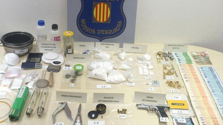 Imagen del material incautado por los Mossos.