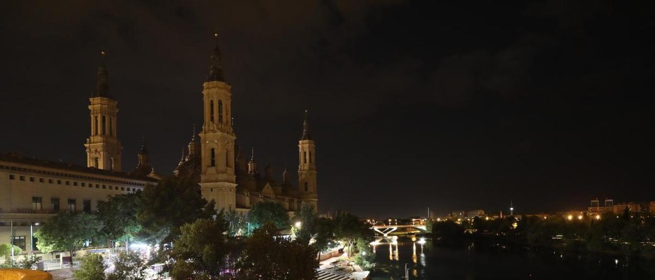 La basílica del Pilar se fundió a negro en la noche al no enceder su iluminación tras unas horas de confusión por la competencia sobre quién tomaba la decisión.