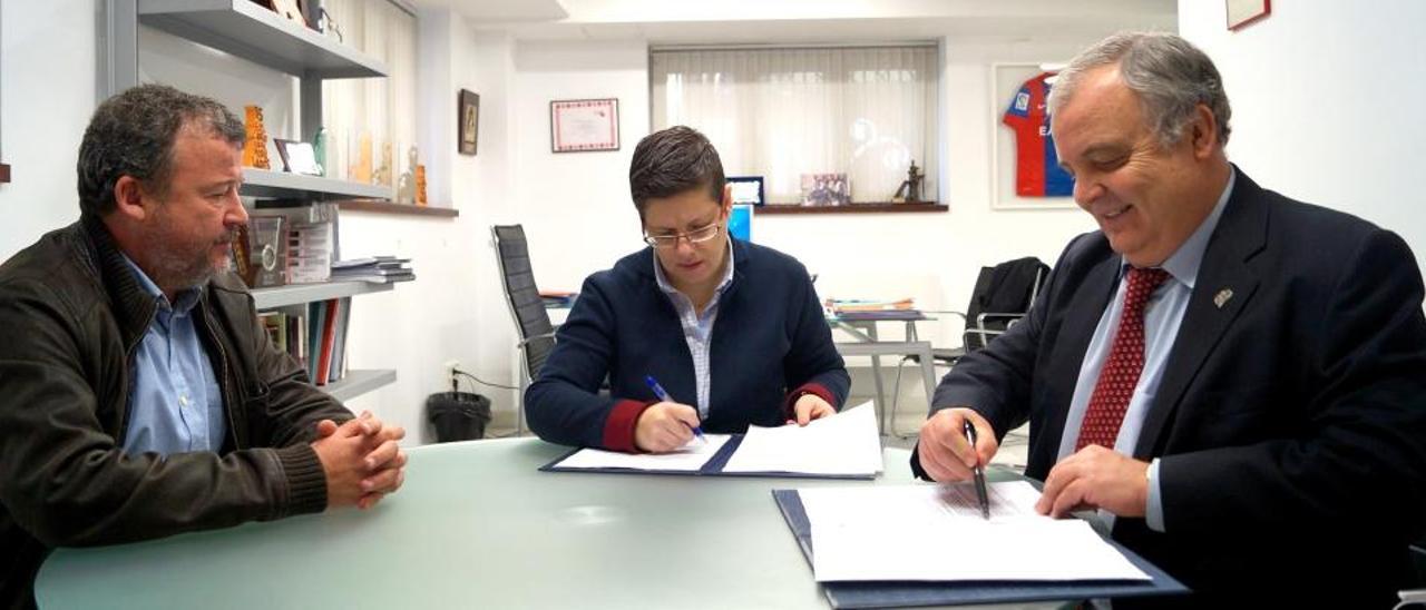 El Puerto Sagunto firma la subvención con la diputada de Deportes.