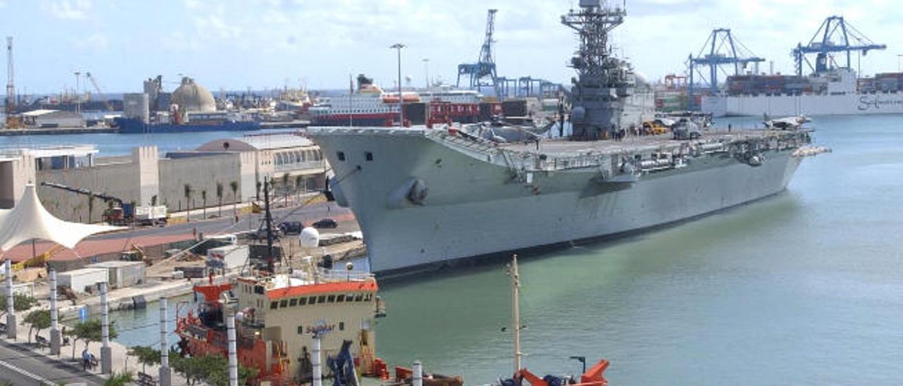 El portaaviones &#039;Príncipe de Asturias&#039;, atracado en el muelle de Santa Catalina durante una visita realizada en 2004.