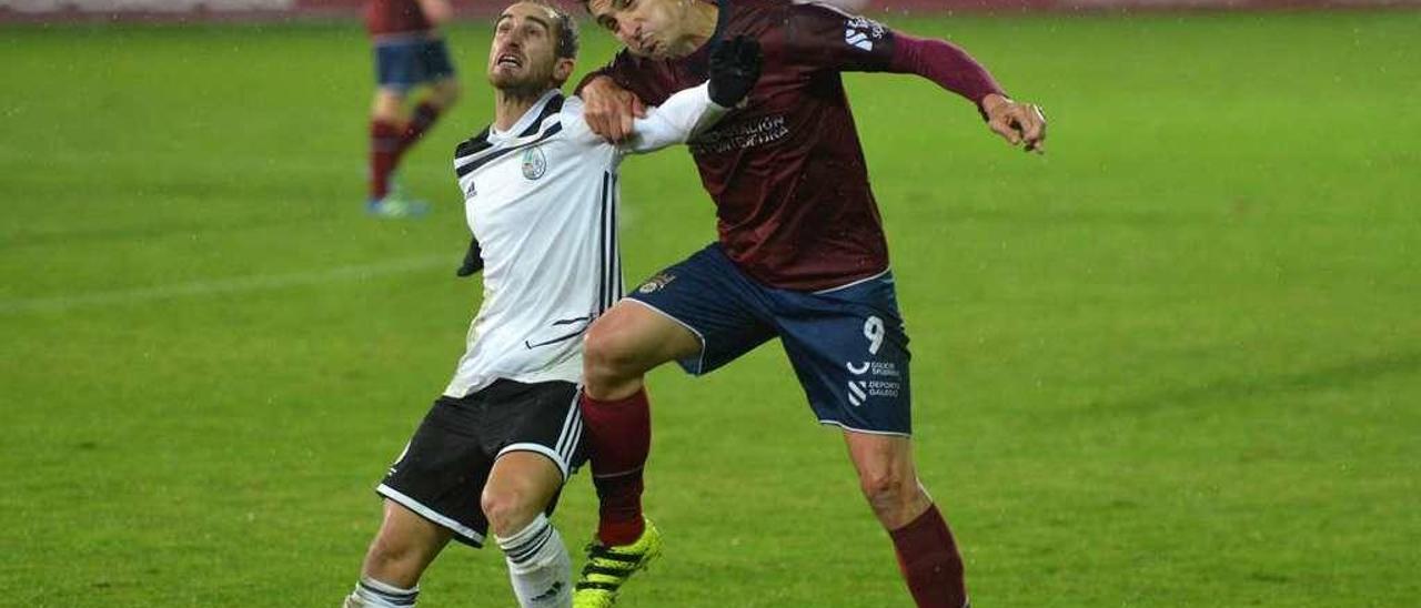 Berrocal pelea un balón contra un rival del Salmantino en el partido de la pasada temporada en Pasarón. // Gustavo Santos