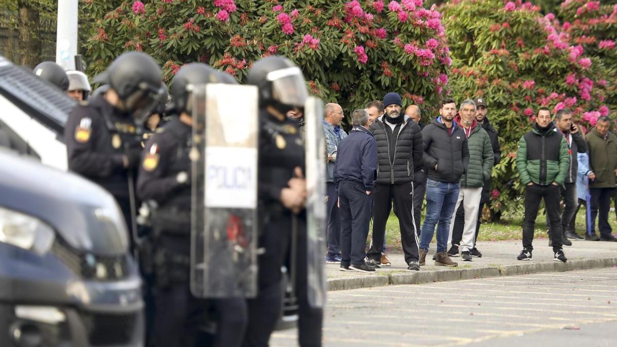 Carga policial, varios heridos y detenidos en una protesta de bateeiros por el conflicto de la mejilla en Santiago