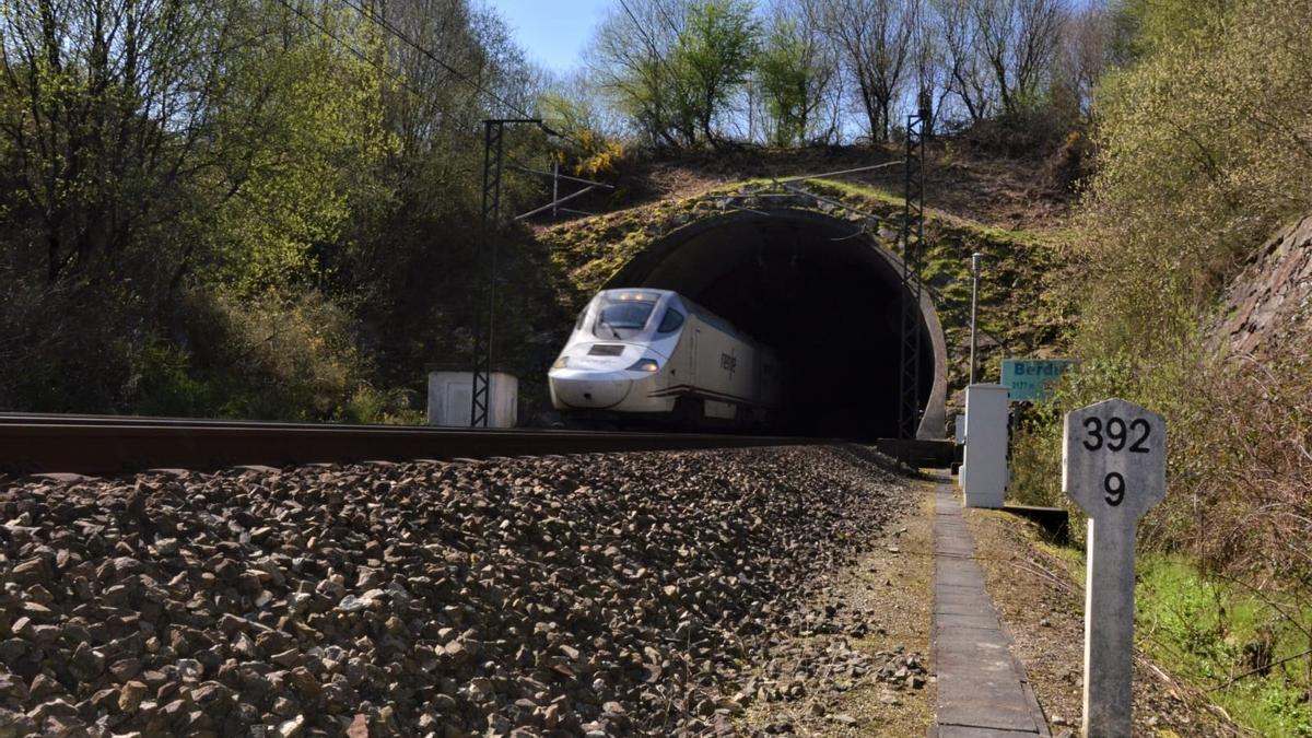 Túnel en la línea de tren A Coruña-Santiago.