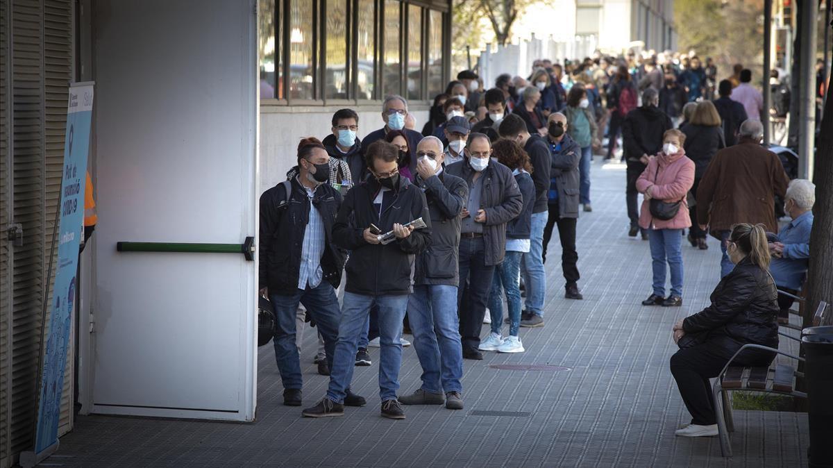 Colas para vacunarse de nuevo con la vacuna de AstraZeneca en el CAP Casernes de Barcelona.