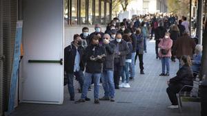 Colas para vacunarse de nuevo con la vacuna de AstraZeneca en el CAP Casernes de Barcelona. Ferran Nadeu