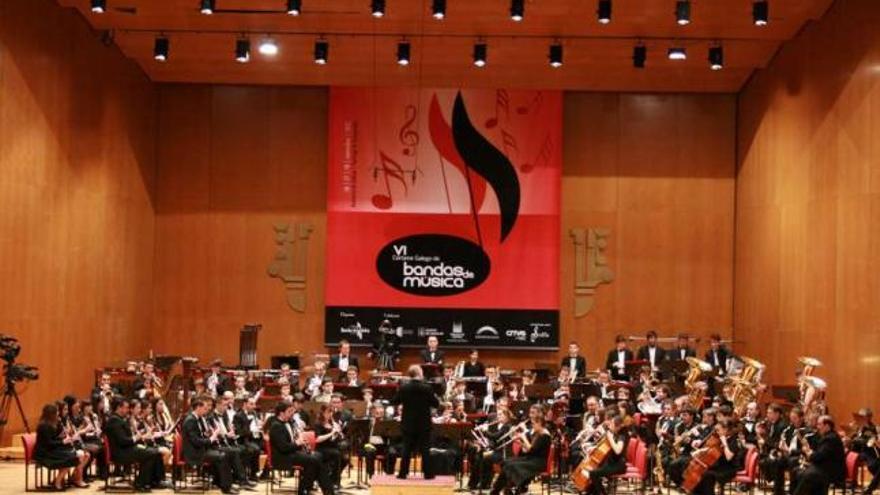 Concierto de la Banda Artística de Merza ayer en el Auditorio de Galicia y, abajo, celebración de los músicos de la Unión Musical de Ponteledesma el sábado.