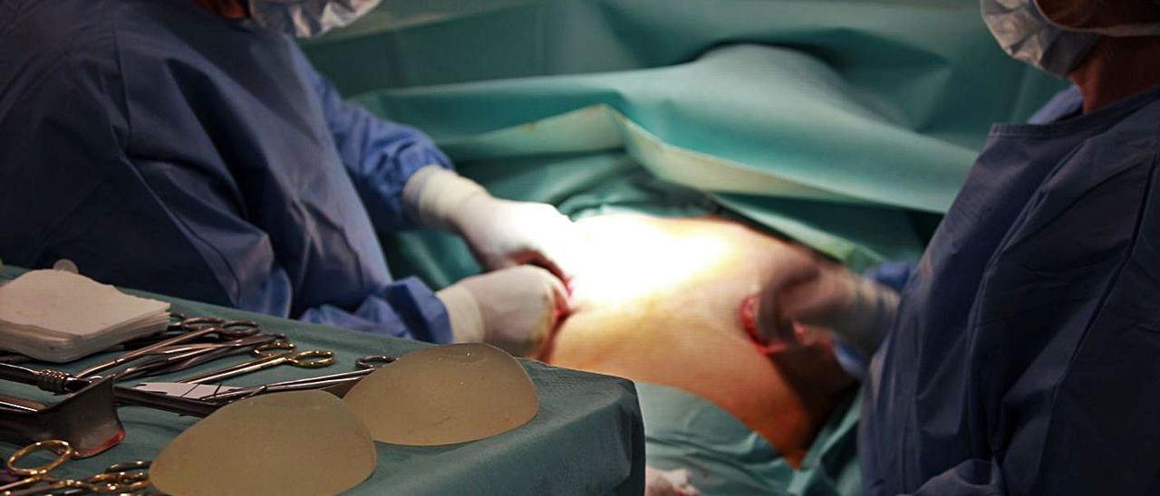 Una paciente se somete a una cirugía de implantes mamarios. |   // REUTERS