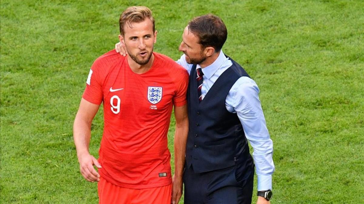 xortunoengland s coach gareth southgate  r  and england s180709112424