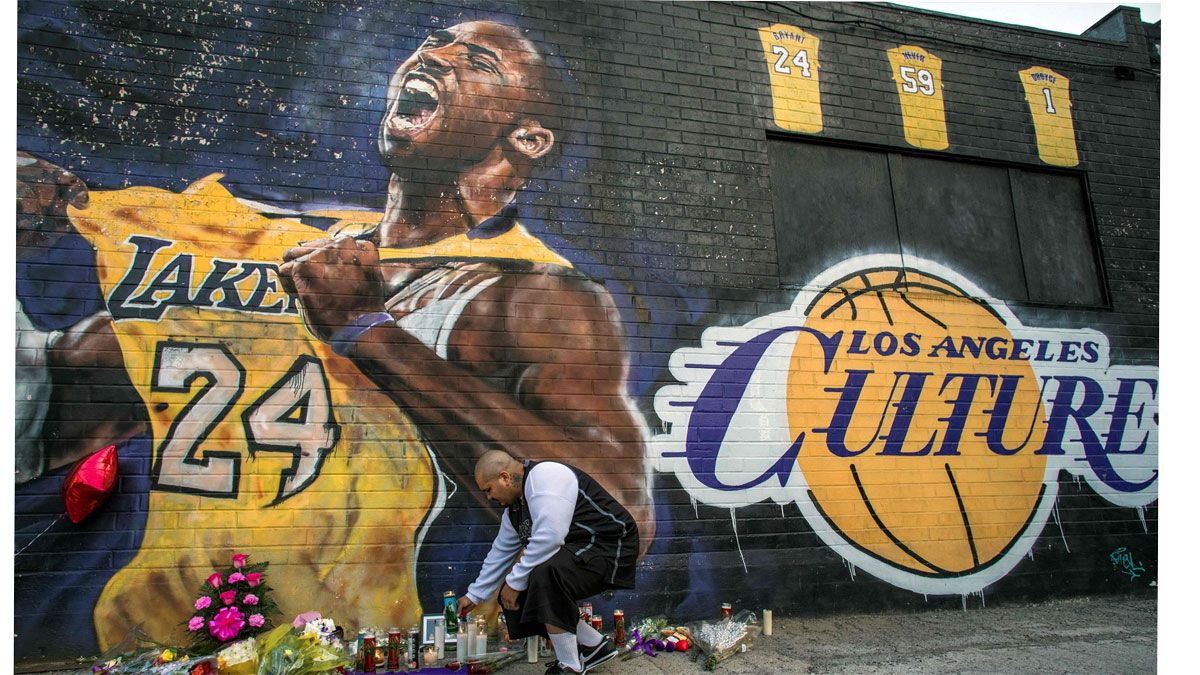 Un mural dedicado a la memoria de Kobe Bryant en Los Angeles