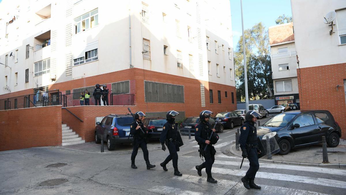 Agentes de la Policía Nacional durante un operativo policial en barrio de El Príncipe de Ceuta.