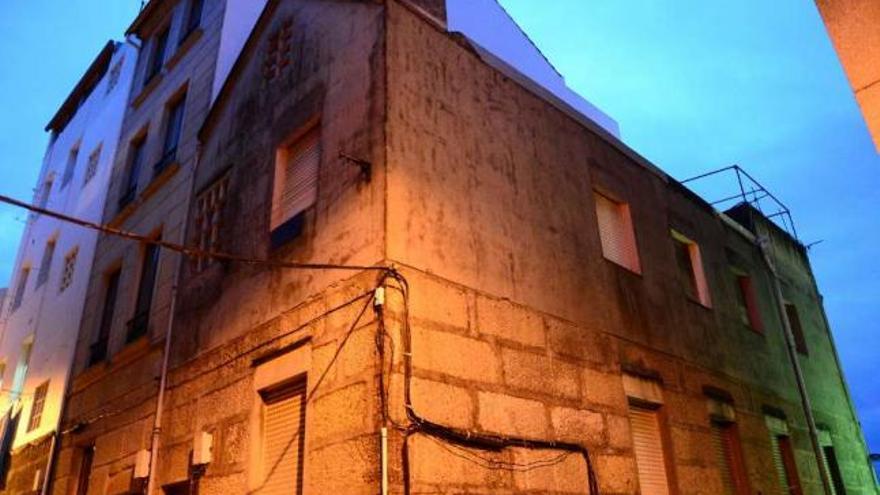 Un edificio en el centro de Cangas con las persianas cerradas.  // Gonzalo Núñez